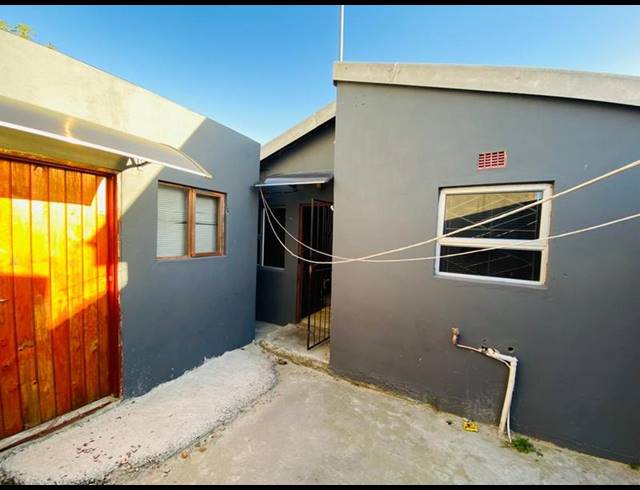 2 BEDROOM HOUSE FOR SALE IN KHAYA